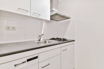 厨房白色橱柜水槽