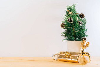 有创意的自然微型圣诞节树能木表格礼物盒子白色背景圣诞节问候卡复制空间快乐一年