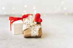 礼物现在盒子红色的弓心形状灯背景复制空间文本设计情人节一天礼物横幅圣诞节来自“一年生日概念