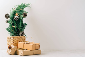 有创意的自然微型圣诞节树能木表格礼物盒子白色背景圣诞节问候卡复制空间快乐一年