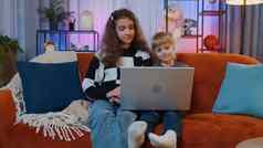姐妹孩子孩子们移动PC使视频网络摄像头会议调用享受愉快的谈话