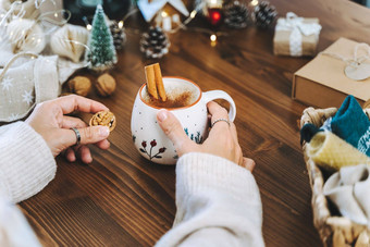 圣诞节杯子咖啡肉桂女人手包装圣诞节生态礼物盒子关闭准备礼物木表格自然装饰元素项目圣诞节包装概念