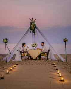浪漫的晚餐海滩度蜜月晚餐海滩日落泰国情人节设置