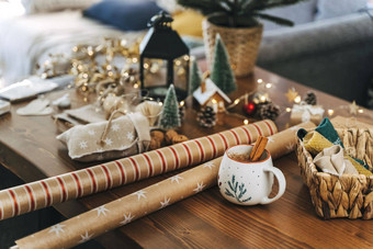 准备圣诞节生态礼物<strong>包装</strong>纸柳条篮子咖啡杯毫无准备的礼物木表格自然装饰元素项目圣诞节<strong>包装包装</strong>概念