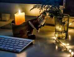 桌面电脑装饰圣诞节装饰蜡烛加兰圣诞老人老人晚上黑暗背景