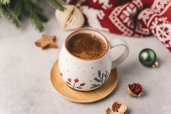 杯热可可咖啡冷杉树蜡烛木明星温暖的舒适的毛衣圣诞节问候卡灯背景圣诞节假期生态自然装饰浪费