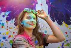 年轻的人青少年成年人庆祝胡里节事件乌克兰切尔诺夫策3月有趣的扔油漆