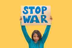 女孩持有停止战争标志黄色的背景孤立的女人抗议口号