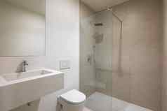 空室内现代白色浴室镜子水槽厕所。。。淋浴玻璃分区