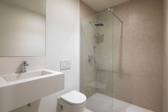 空室内现代白色浴室镜子水槽厕所。。。淋浴玻璃分区