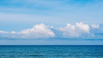 大气全景真正的照片美丽的夏天白色云清晰的蓝色的天空地平线行平静空海概念天堂生活设计放松壁纸背景语气格式集合股票