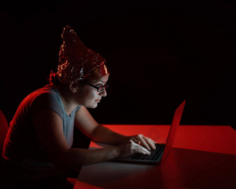 偏执高加索人女人打字电脑穿锡纸帽阴谋理论
