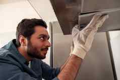 杂工统一的修复厨房器替换过滤器炊具罩维护概念