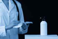 消毒电话洗手液医生消毒湿巾智能手机餐巾复制空间黑色的背景