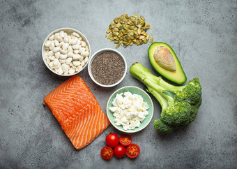 选择健康的食物产品人糖尿病大马哈鱼鱼西兰花鳄梨豆子蔬菜种子灰色背景健康的糖尿病饮食