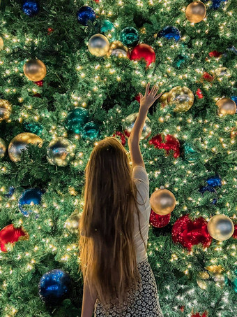 年轻的女孩背景圣诞节树迈阿密美丽的圣诞节树受欢迎的区域圣诞节夏娃灯