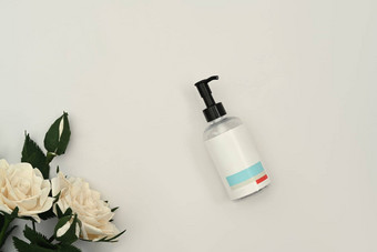 洗发水肥皂塑料瓶自动售货机白色玫瑰白色背景自然护肤品美产品设计概念