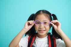 特写镜头孩子女学生穿眼镜不错的可爱的有吸引力的快乐的惊讶
