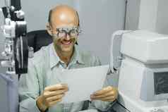男人。检查视力光学诊所