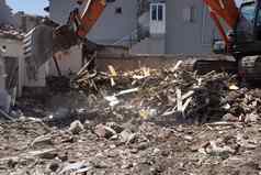 挖掘机加载碎片摧毁了建筑