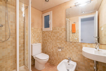 小浴室厕所。。。淋浴坐浴盆脸盆墙陶瓷瓷砖美丽的橙色米色颜色