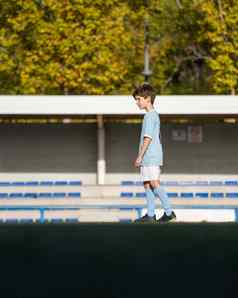 肖像高加索人孩子男孩进入足球体育场做梦足球明星