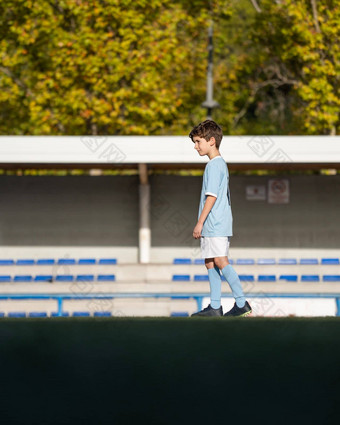 肖像高加索人孩子男孩进入足球体育场做梦足球明星