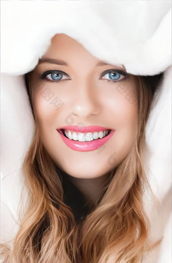 冬天时尚美美丽的女人白色皮毛外套