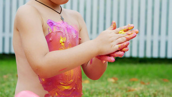 孩子四岁的男孩玩绘画手指油漆装修花园坐着毯子草草坪上夏天有趣的