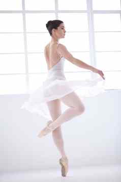 优雅的美优雅的年轻的芭蕾舞女演员白色跳舞尖端