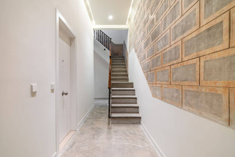 石头<strong>楼梯</strong>木栏杆领先的地板<strong>上</strong>明亮的走廊光现代时尚的走廊白色通过装饰修剪灰色的砖墙光棕色（的）框架
