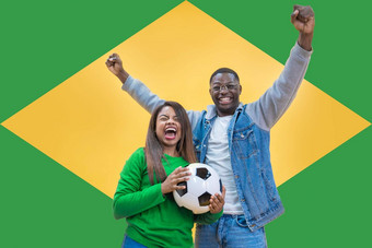 巴西球迷夫妇快乐庆祝足球足球游戏黄色的绿色背景