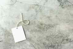 白色礼物标签模型白色卡关闭灰色的背景空白纸