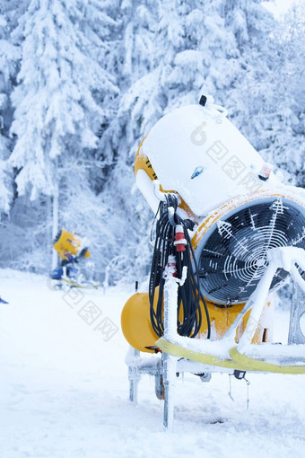 黄色的人工雪<strong>大炮</strong>雪瓦瑟库佩rhoen海塞德国滑雪度假胜地雪山新鲜的雪秋天