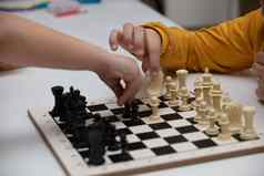 坐在表格戏剧国际象棋孩子集中游戏认为使移动早期发展首页教育游戏孩子们