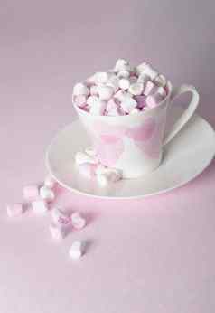 光粉红色的白色棉花糖美丽的陶瓷杯粉红色的心