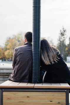 爱的夫妇坐着前面湖视图后视图男人。女人旅行旅行者夫妇享受自然拥抱看景观复制空间