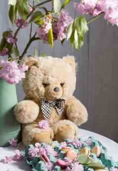 泰迪熊坐在表格背景樱花复活节饼干