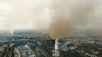 Cherkasy乌克兰9月大权力植物工厂管道驱逐烟天空烟工业烟囱生态污染环境