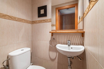 小浴室厕所。。。脸盆镜子墙开放通过可见墙房间完成了陶瓷瓷砖美丽的精致的颜色明亮的带点缀