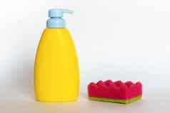 粉红色的菜洗海绵瓶肥皂家庭清洁擦洗垫首页清洁概念