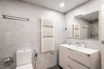 宽敞的浴室现代风格美丽的室内光灯天花板新翻新房间陶瓷瓷砖墙灰色的大理石地板上家具室内细节白色