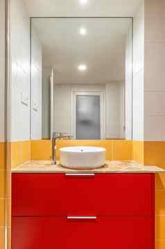 空浴室黄色的瓷砖轮水槽红色的家具