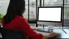 后视图女投资者电脑屏幕检查在线信息个人电脑