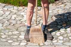 园丁脏工作衣服靴子持有花园工具工具刷扫帚