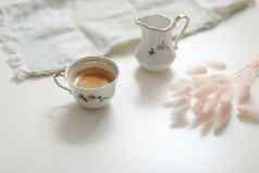 杯咖啡牛奶壶白色木背景特写镜头能源早餐早....例程概念