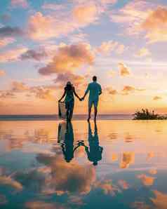 夫妇看日落∞池圣露西娅夫妇假期热带岛露西娅