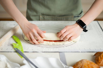 女人手电子手镯烹饪自制的糕点硅胶烘焙席标记