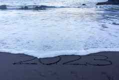 一年象征写黑色的海滩沙子