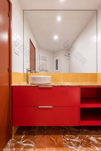 开销白色水槽红色的内阁明亮的白色黄色的浴室白色黄色的瓷砖墙瓷瓷器棕色（的）地板上瓷砖巨大的浴室墙镜子棕色（的）浴室通过